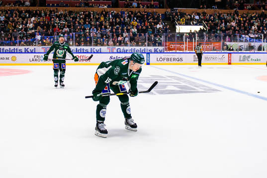 Färjestads Linus Johansson och Gustav Rydahl deppar