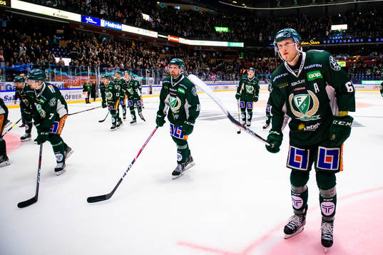 Färjestads Alexander Johansson och Johan Ryno jublar och
