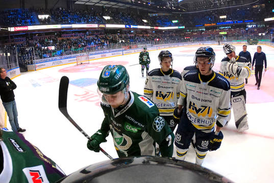 s Christoffer Törngren åker av isen