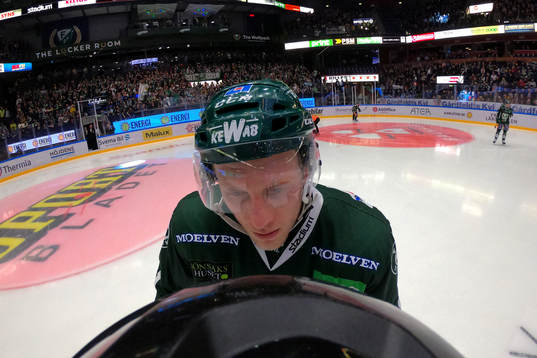 Färjestads Johan Ryno pratar med Linjedomare Andreas