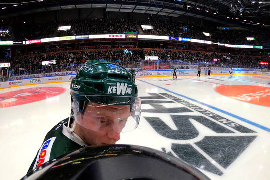 Färjestads Johan Ryno pratar med Linjedomare Andreas