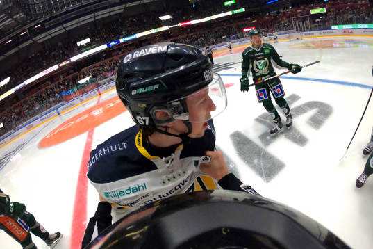 s Christoffer Törngren i samtal med Linjedomare Andreas