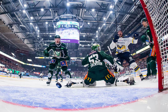Färjestads Linus Johansson och målvakt Markus Svensson