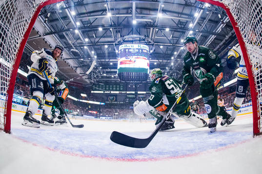 s Mattias Tedenby och Färjestads målvakt Markus Svensson