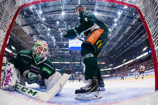 Färjestads målvakt Markus Svensson och Jens Westin