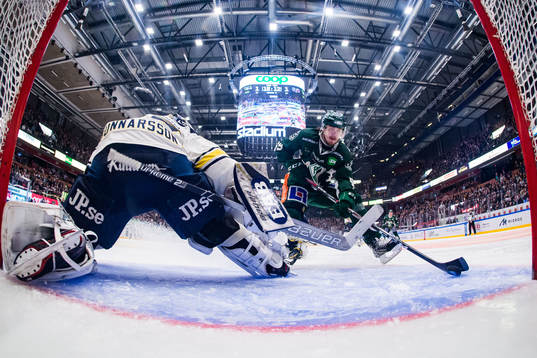 Färjestads Linus Johansson jublar och skjuter 2-1 bakom