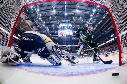 Färjestads Linus Johansson jublar och skjuter 2-1 bakom