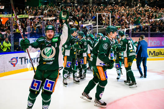 Färjestads Linus Johansson jublar med lagkamrater