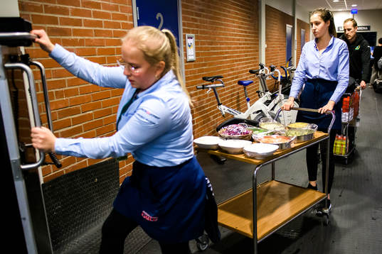 Mat skickas in i omklädningsrummet