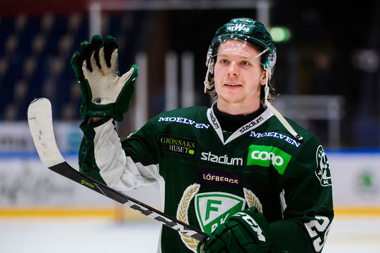 Färjestads Oskar Steen jublar och tackar publiken
