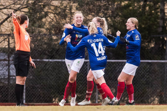 Maruschka Waldus of Vålerenga celebrates with teammates
