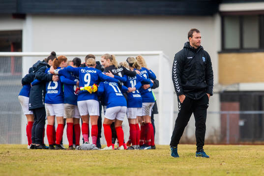 Knut Slatleim, head coach of Kolbotn, looks dejected