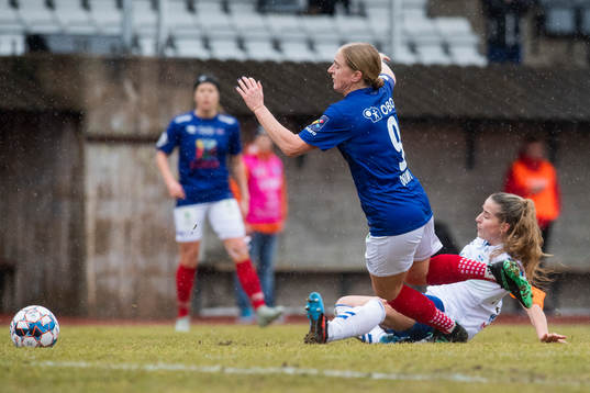 Natasha Khalila Dowie of Vålerenga and Sigrid Heien Hansen