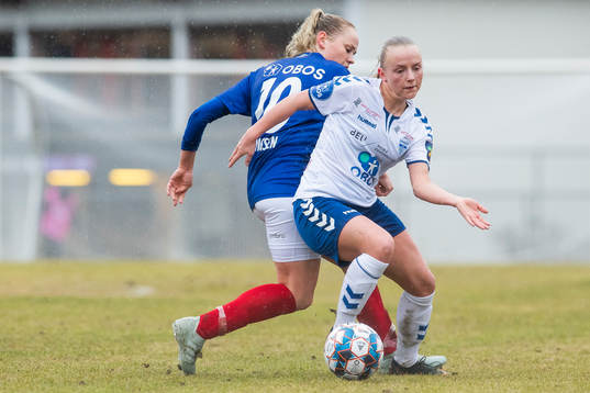 Victoria Ludvigsen of Vålerenga and Tone Bettina Pirisi of