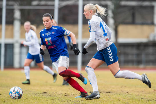 Sherida Spitse of Vålerenga and Karina Sævik of Kolbotn