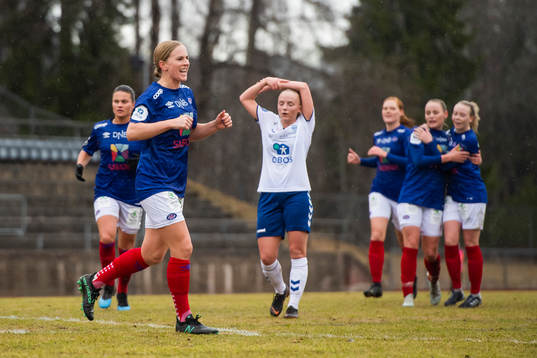Natasha Khalila Dowie of Vålerenga celebrates
