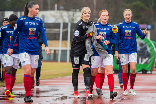 Goalkeeper Guro Pettersen and Stine Pedersen of Vålerenga