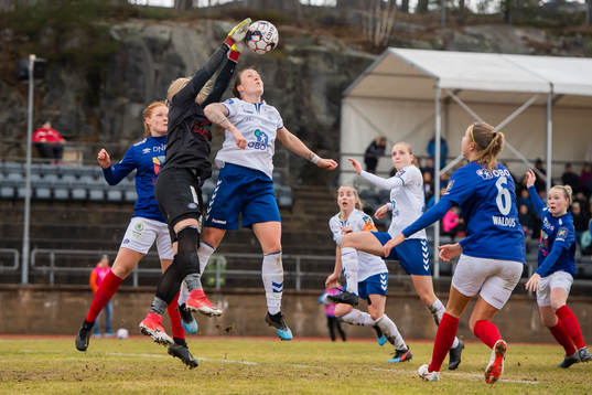 Goalkeeper Guro Pettersen of Vålerenga and Isabell
