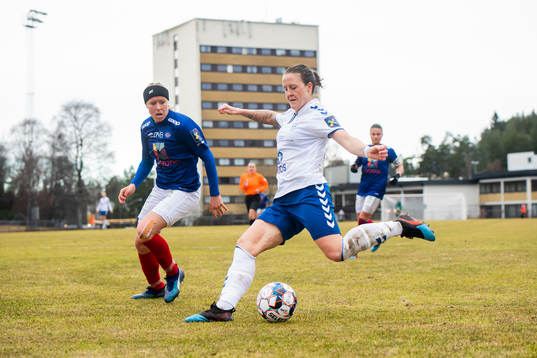 Ingrid Katrine Søndenå of Vålerenga and Isabell