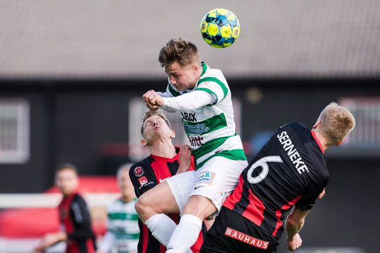 Västerås Dennis Persson i nickduell med Brommapojkarnas