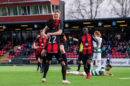 Brommapojkarnas Fritof Björkén jublar