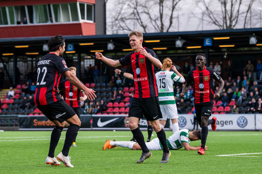 Brommapojkarnas Fritof Björkén jublar