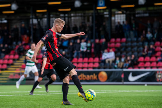 Brommapojkarnas Fritof Björkén gör 1-1-målet