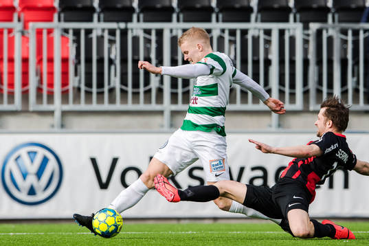 Brommapojkarnas Adam Gradén och Västerås Simon Johansson