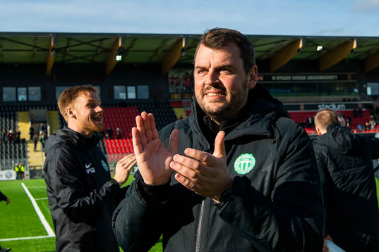 Västerås tränare Thomas Gabrielsson tackar publiken