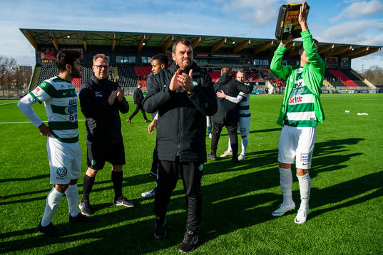 Västerås tränare Thomas Gabrielsson tackar publiken