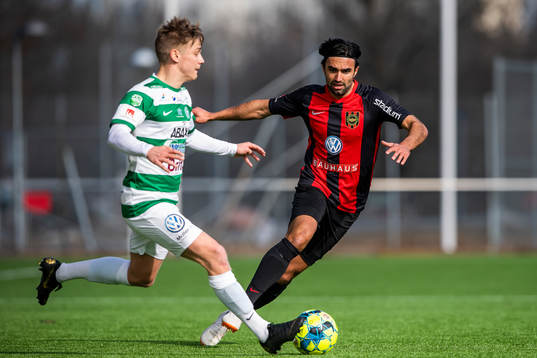 Västerås Dennis Persson i en duell med Brommapojkarnas