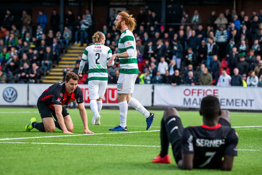 Brommapojkarnas Marcus Hansson och Eric Johana Omondi deppar