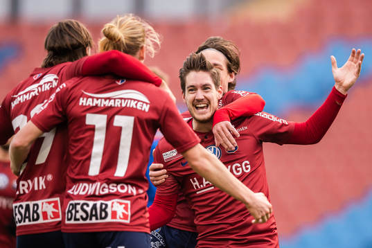 Örgrytes Victor Sköld jublar med lagkamrater