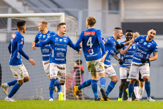 Norrbys Malcolm Isaiah Shaw  jublar med lagkamrater
