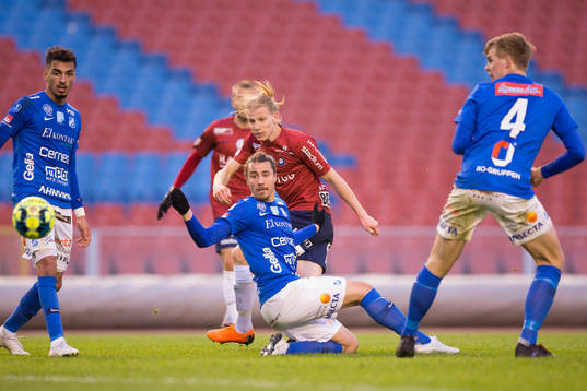 Örgrytes Gustav Ludwigson skjuter ett skott förbi Norrbys