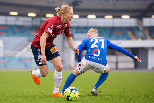 Örgrytes Gustav Ludwigson tar sig förbi Norrbys Wilhelm