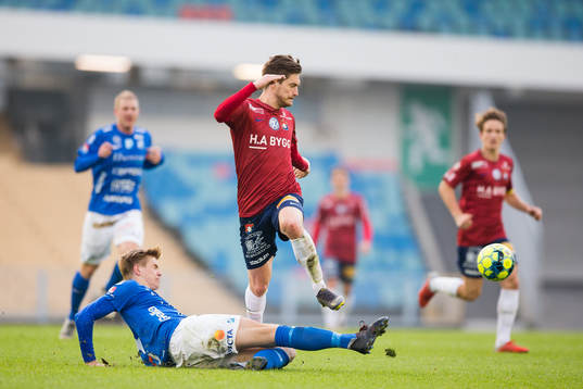 Norrbys Didric Andersson glidtacklar Örgrytes Victor Sköld