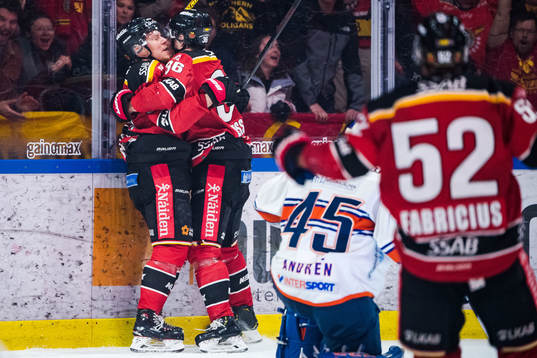 Luleås Erik Gustafsson och Emil Larsson jublar