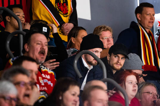 Växjös Brendan Shinnimin (t.h.) på läktaren