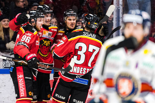 Luleås Emil Larsson jublar med lagkamrater