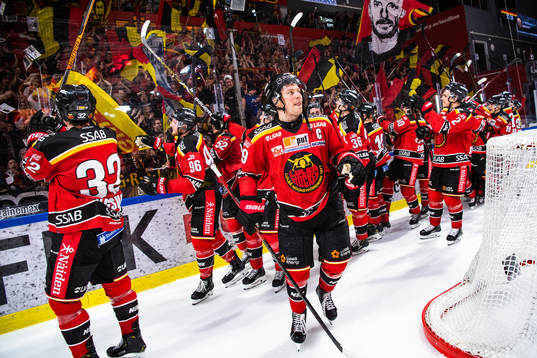 Luleås Erik Gustafsson och lagkamrater jublar