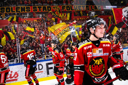 Luleås Nils Lundkvist och lagkamrater tackar supportrarna