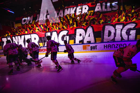 Växjös spelare och Luleås supportrar med ett tifo