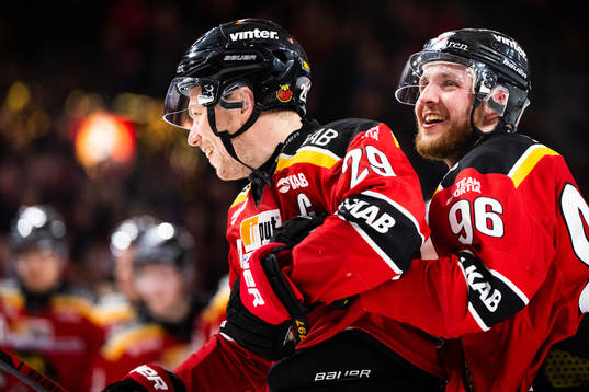 Luleås Erik Gustafsson och Robin Kovacs jublar