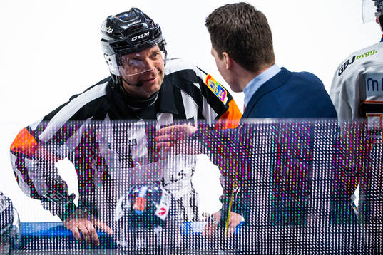 Domare Patrik Sjöberg och Växjös tränare Sam Hallam