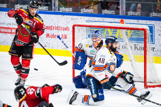 Luleås Karl Fabricius och Växjös målvakt Viktor Andrén