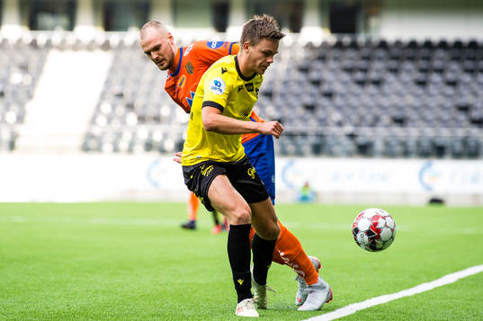 Aron Elis Thrandarson of Aalesund and Espen Hammer Berger