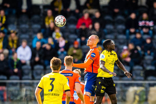 Aron Elis Thrandarson of Aalesund and Afeez Olalekan Aremu