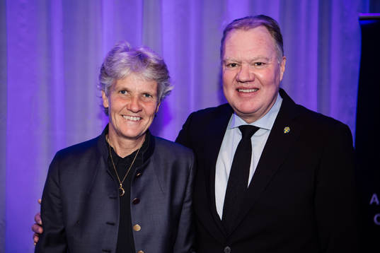 Pia Sundhage tar emot en medalj för sina insatser