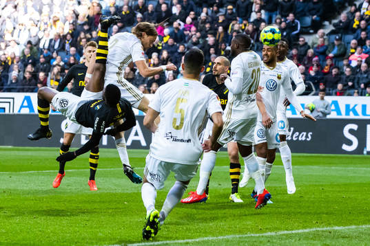 s Chinedu Ogbuke Obasi med en cykelspark